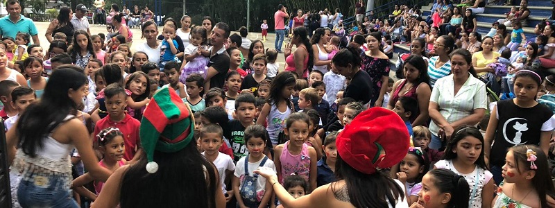 Al menos 300 niños de entre dos y siete años residentes en el barrio Las Delicias, en la comuna Seis de Ibagué, recibieron regalos como producto de la campaña El privilegio de dar.