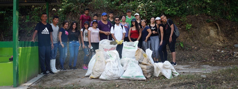 Estudiantes de distintos programas de la Universidad de Ibagué llevaron a cabo jornada de limpieza en El Neme, Valle de San Juan.